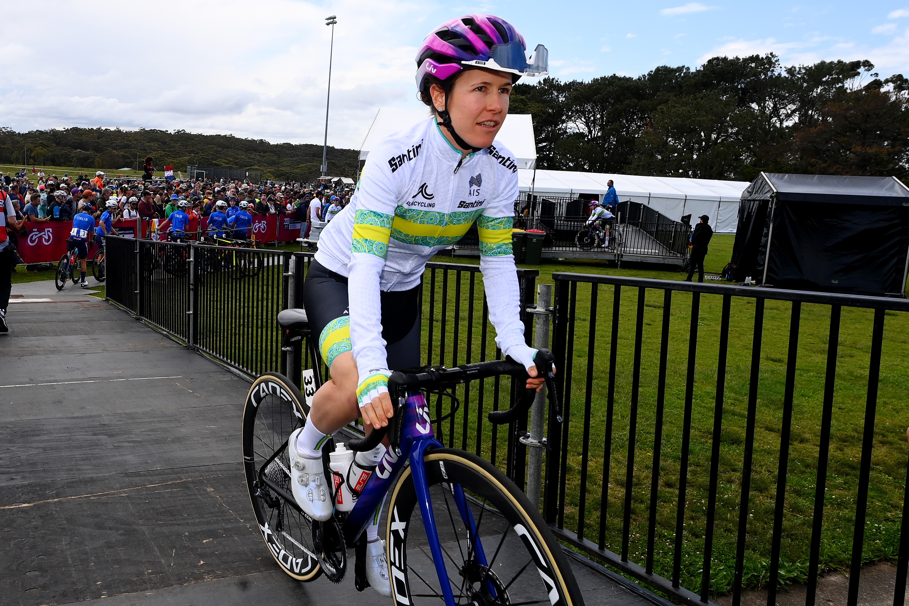 Australian cyclist Amanda Spratt prepares to sign on at the start of the elite women's road race at the 2022 UCI Road World Championships in Wollongong. Photo by Getty Images